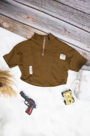 بلوزة بناتي لون بني أكمام قصيرة قصة الصدر سبعة وشعار ابيض من الأمام 