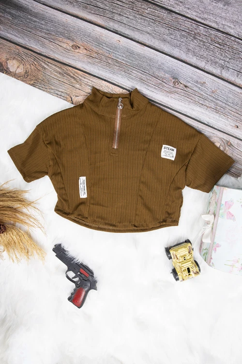 بلوزة بناتي لون بني أكمام قصيرة قصة الصدر سبعة وشعار ابيض من الأمام