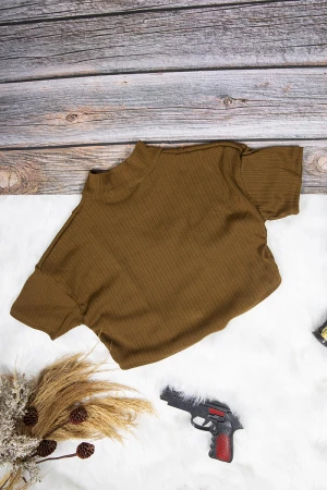 بلوزة بناتي لون بني أكمام قصيرة قصة الصدر سبعة وشعار ابيض من الأمام 