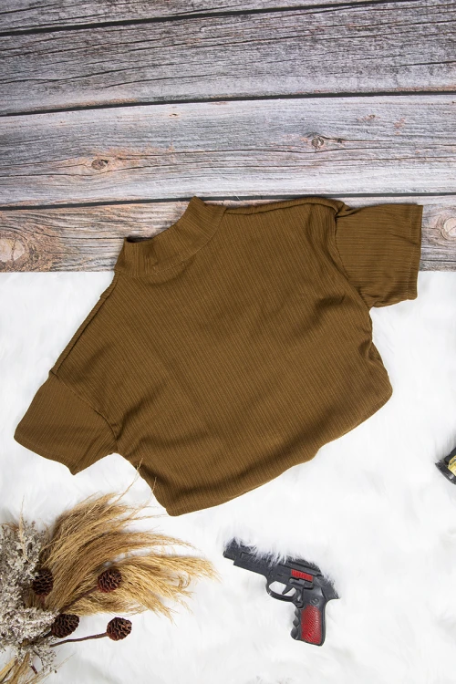 بلوزة بناتي لون بني أكمام قصيرة قصة الصدر سبعة وشعار ابيض من الأمام