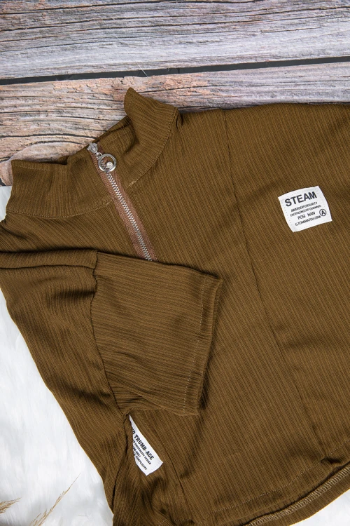 بلوزة بناتي لون بني أكمام قصيرة قصة الصدر سبعة وشعار ابيض من الأمام