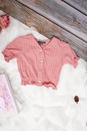 بلوزة بناتي لون برتقالي أكمام قصيرة  بأزرار من الأمام  و زم من الأطراف و الأكمام  