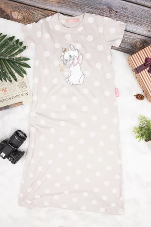 قميص بناتي طويل بأكمام قصيرة  لون لحمي منقط باللون الأبيض برسمة لولو كيتي من الأمام 