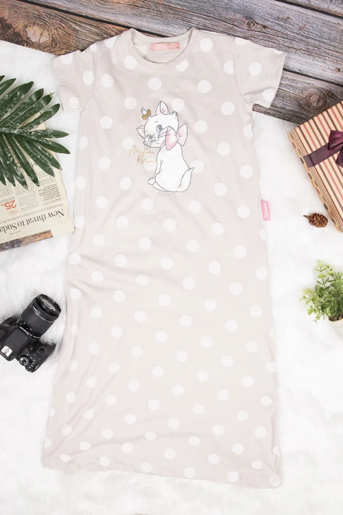 قميص بناتي طويل بأكمام قصيرة  لون لحمي منقط باللون الأبيض برسمة لولو كيتي من الأمام
