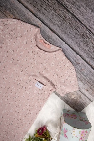 قميص بناتي طويل بأكمام قصيرة  لون مشجر رمادي و أسود و كتابة من الأمام 