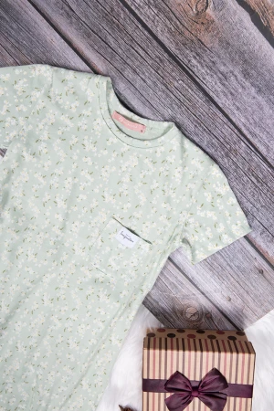 قميص بناتي طويل بأكمام قصيرة  لون مشجر رمادي و أسود و كتابة من الأمام 