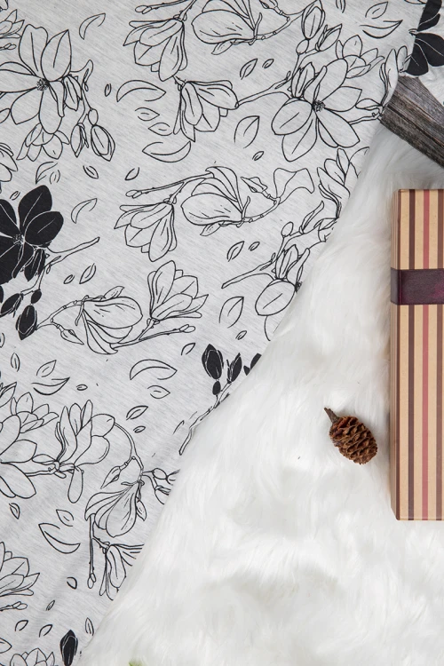 قميص بناتي طويل بأكمام قصيرة  لون مشجر رمادي و أسود و كتابة  من الأمام 