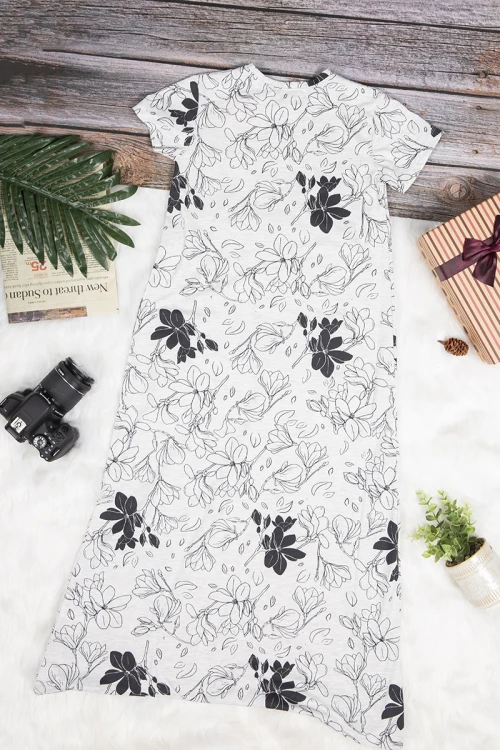 قميص بناتي طويل بأكمام قصيرة  لون مشجر رمادي و أسود و كتابة  من الأمام 