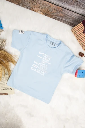 طقم بناتي أنيق قطعتين لون سماوي تيشرت أكمام قصيرة بكتابات من الأمام و شورت قصير برباط على الخصر