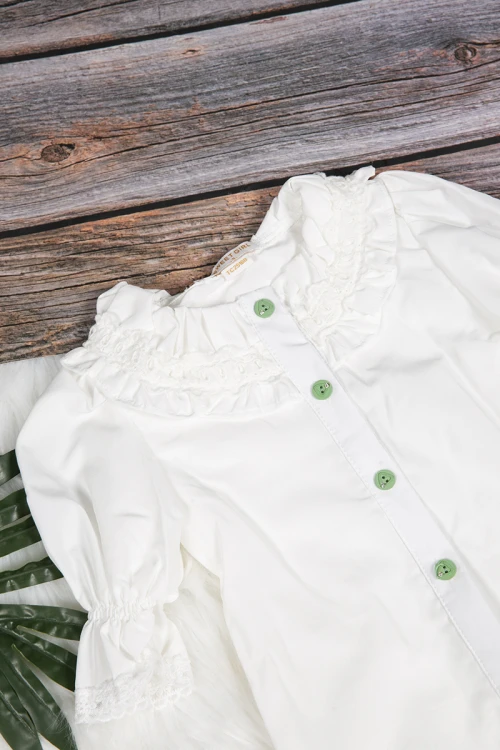 طقم بناتي أنيق قطعتين قميص لون أبيض بأزرار أمامية وبنطلون واسع بكسرات باللون الأخضر منقط باللون الأبيض و رباط على الخصر