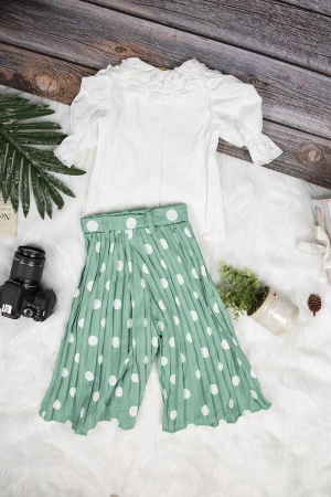 طقم بناتي أنيق قطعتين قميص لون أبيض بأزرار أمامية وبنطلون واسع بكسرات باللون الأخضر منقط باللون الأبيض و رباط على الخصر