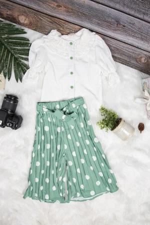 طقم بناتي أنيق قطعتين قميص لون أبيض بأزرار أمامية وبنطلون واسع بكسرات باللون الأخضر منقط باللون الأبيض و رباط على الخصر