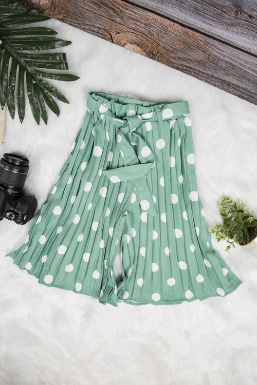 طقم بناتي أنيق قطعتين قميص لون أبيض بأزرار أمامية وبنطلون واسع بكسرات باللون الأخضر منقط باللون الأبيض و رباط على الخصر