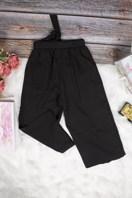 طقم بناتي أنيق قطعتين قميص كم قصير باللون الوردي الفاتح بأزرار من الأمام وبنطلون باللون الأسود واسع بجيوب من الأمام ورباط على الخصر