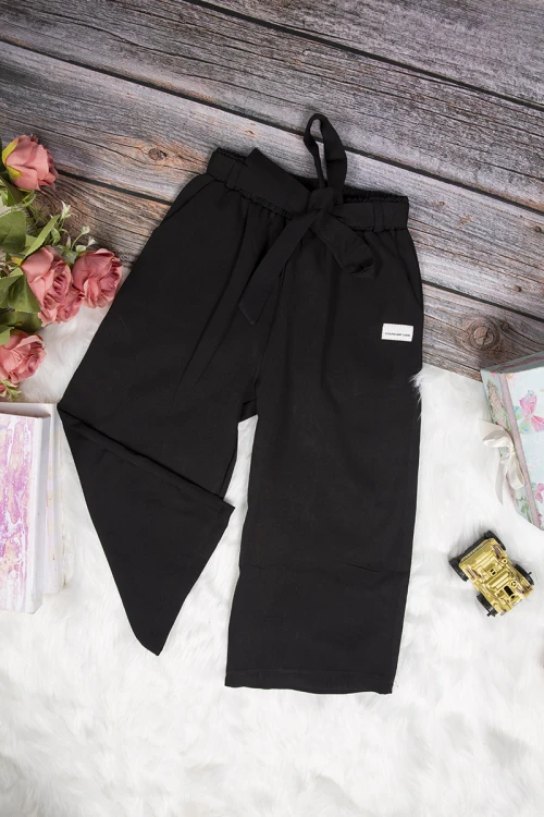 طقم بناتي أنيق قطعتين قميص كم قصير باللون الوردي الفاتح بأزرار من الأمام وبنطلون باللون الأسود واسع بجيوب من الأمام ورباط على الخصر