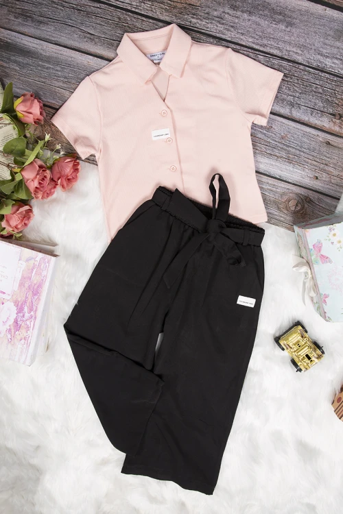 طقم بناتي أنيق قطعتين قميص كم قصير باللون الوردي الفاتح بأزرار من الأمام وبنطلون باللون الأسود واسع بجيوب من الأمام ورباط على الخصر