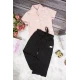 طقم بناتي أنيق قطعتين قميص كم قصير باللون الوردي الفاتح بأزرار من الأمام وبنطلون باللون الأسود واسع بجيوب من الأمام ورباط على الخصر