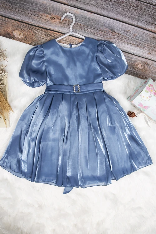 فستان بناتي أنيق قصير  لون أزرق أكمام قصيرة منفوخة و حزام مزين بكريستال على الخصر