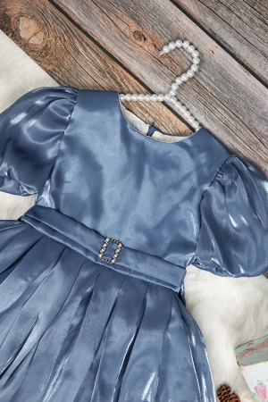 فستان بناتي أنيق قصير  لون أزرق أكمام قصيرة منفوخة و حزام مزين بكريستال على الخصر