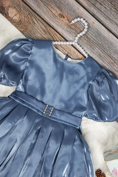 فستان بناتي أنيق قصير  لون أزرق أكمام قصيرة منفوخة و حزام مزين بكريستال على الخصر