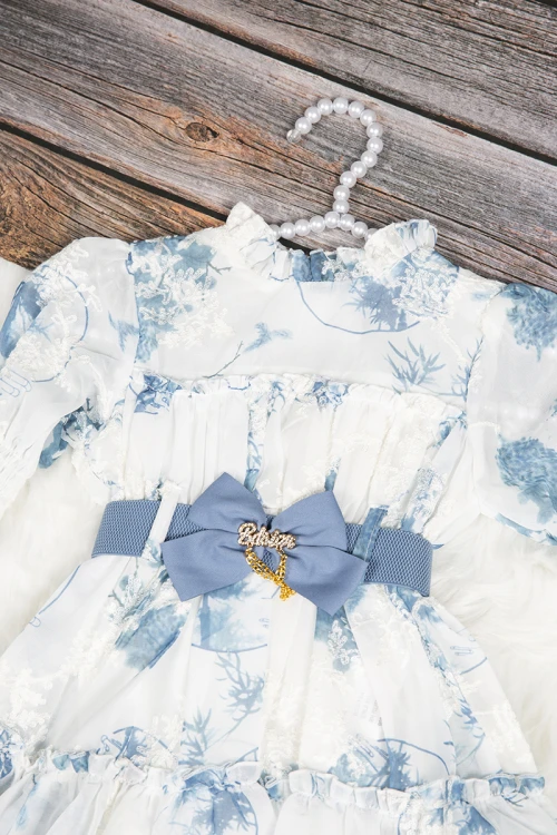 طقم بناتي أنيق قطعتين قميص لون أبيض مشجر بالأزرق بحزام وبنطلون واسع باللون الأزرق و رباط على الخصر