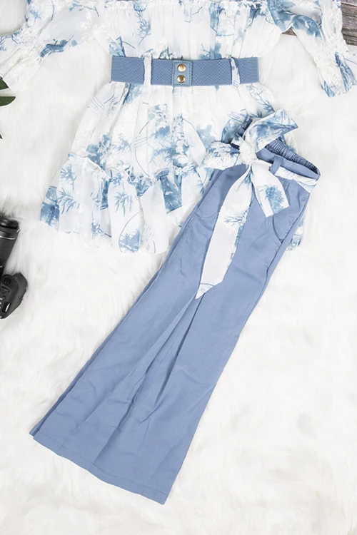طقم بناتي أنيق قطعتين قميص لون أبيض مشجر بالأزرق بحزام وبنطلون واسع باللون الأزرق و رباط على الخصر