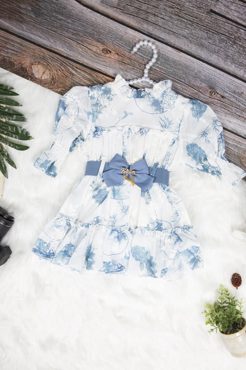 طقم بناتي أنيق قطعتين قميص لون أبيض مشجر بالأزرق بحزام وبنطلون واسع باللون الأزرق و رباط على الخصر