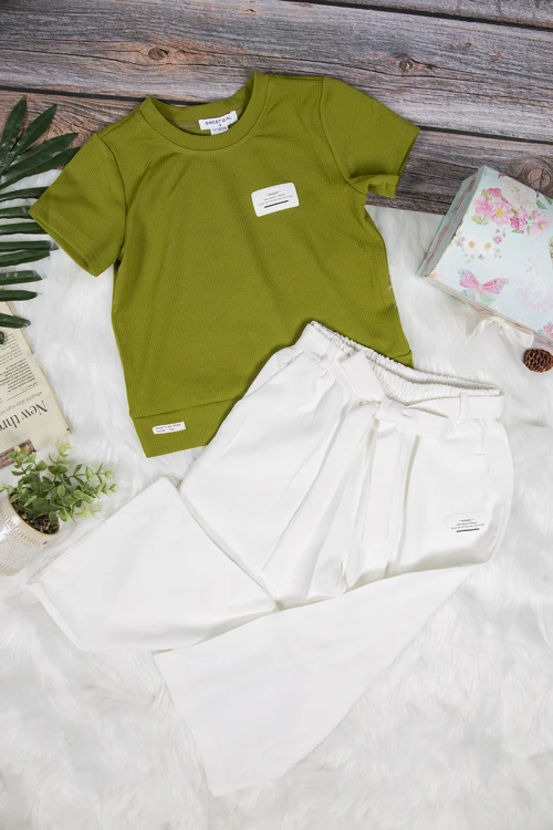 طقم بناتي أنيق قطعتين تيشرت أكمام قصيرة باللون الأخضر وبنطلون طويل أبيض برباط على الخصر