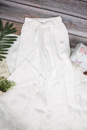 طقم بناتي أنيق قطعتين تيشرت أكمام قصيرة باللون الأخضر وبنطلون طويل أبيض برباط على الخصر