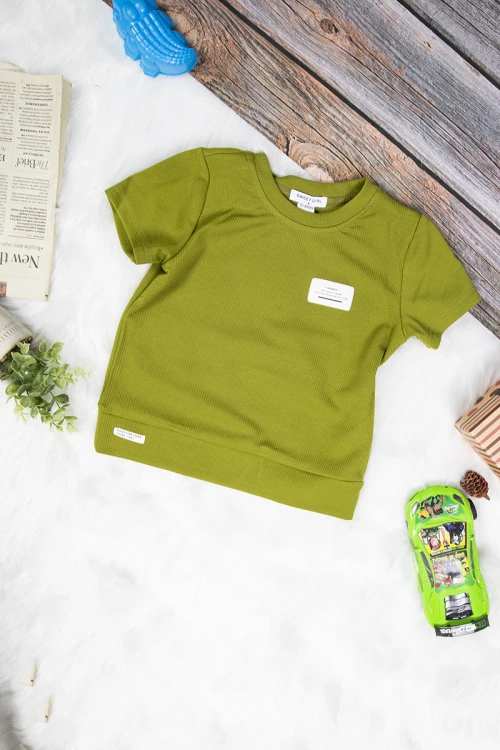 طقم بناتي أنيق قطعتين تيشرت أكمام قصيرة باللون الأخضر وبنطلون طويل أبيض برباط على الخصر