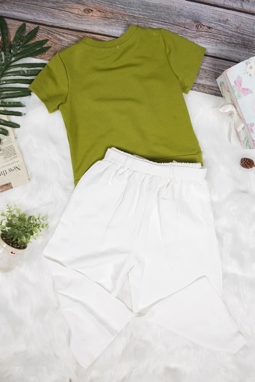 طقم بناتي أنيق قطعتين تيشرت أكمام قصيرة باللون الأخضر وبنطلون طويل أبيض برباط على الخصر