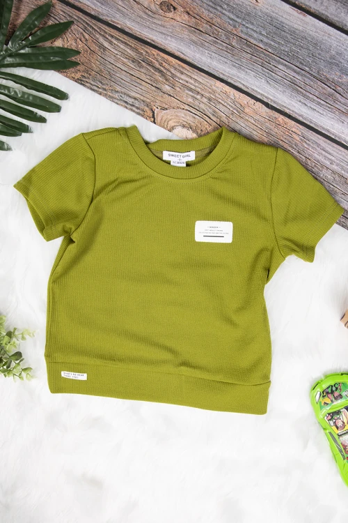 طقم بناتي أنيق قطعتين تيشرت أكمام قصيرة باللون الأخضر وبنطلون طويل أبيض برباط على الخصر