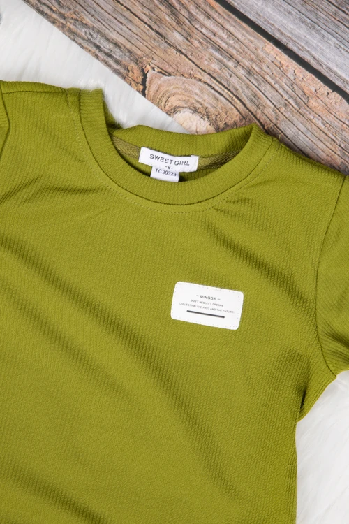 طقم بناتي أنيق قطعتين تيشرت أكمام قصيرة باللون الأخضر وبنطلون طويل أبيض برباط على الخصر