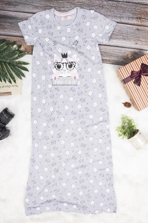 قميص بناتي طويل لون رمادي بأكمام قصيرة وطبعات على شكل قطة لون أبيض و أسود و كتابة  من الأمام 