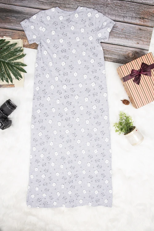 قميص بناتي طويل لون رمادي بأكمام قصيرة وطبعات على شكل قطة لون أبيض و أسود و كتابة  من الأمام 