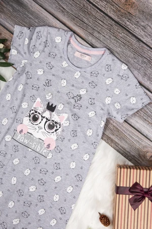 قميص بناتي طويل لون رمادي بأكمام قصيرة وطبعات على شكل قطة لون أبيض و أسود و كتابة  من الأمام 