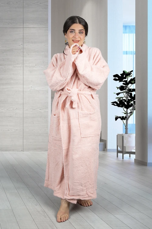 روب حمام طويل لون زهري نسيج فائق النعومة قطعة واحدة مع حزام ربط من الأمام 