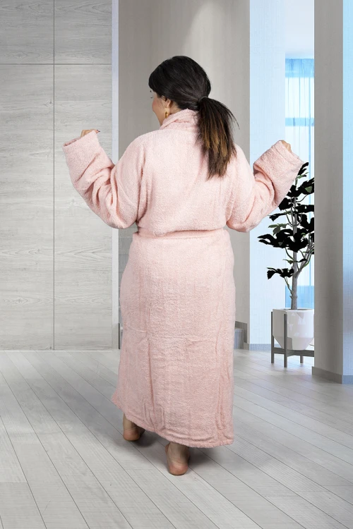 روب حمام طويل لون زهري نسيج فائق النعومة قطعة واحدة مع حزام ربط من الأمام 