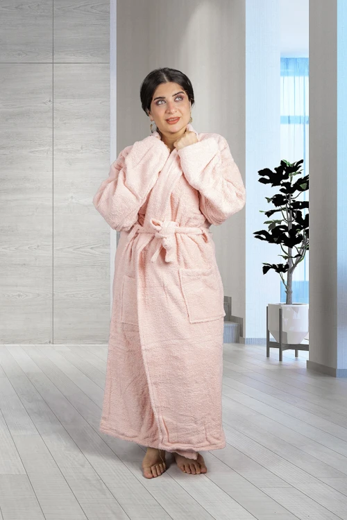 روب حمام طويل لون زهري نسيج فائق النعومة قطعة واحدة مع حزام ربط من الأمام 