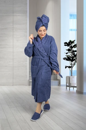 طقم روب حمام طويل لون كحلي 5 قطع يتكون من روب  ومنشفة كبيرة ومنشفة رأس وقفاز غسيل و شبشب