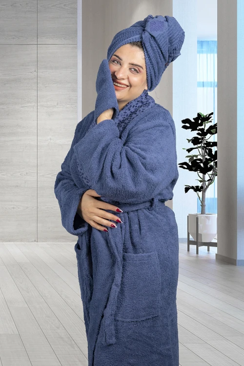 طقم روب حمام طويل لون كحلي 5 قطع يتكون من روب  ومنشفة كبيرة ومنشفة رأس وقفاز غسيل و شبشب