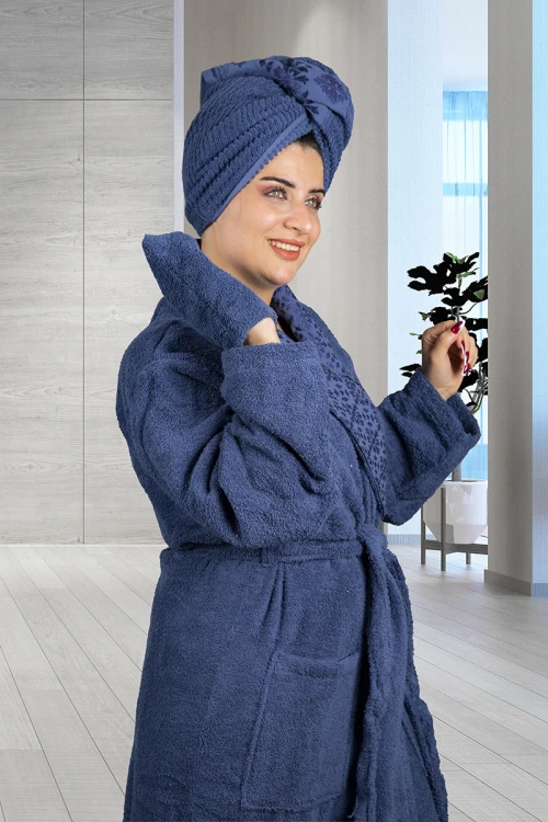 طقم روب حمام طويل لون كحلي 5 قطع يتكون من روب  ومنشفة كبيرة ومنشفة رأس وقفاز غسيل و شبشب