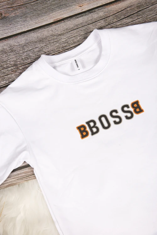 تي شيرت ولادي أنيق لون أبيض بكتابات من الأمام باللون البرتقالي و الأسود و رسومات من الخلف