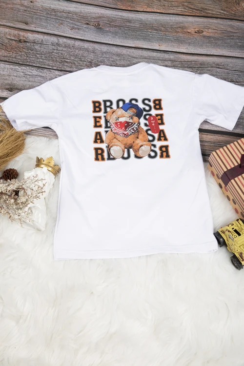 تي شيرت ولادي أنيق لون أبيض بكتابات من الأمام باللون البرتقالي و الأسود و رسومات من الخلف