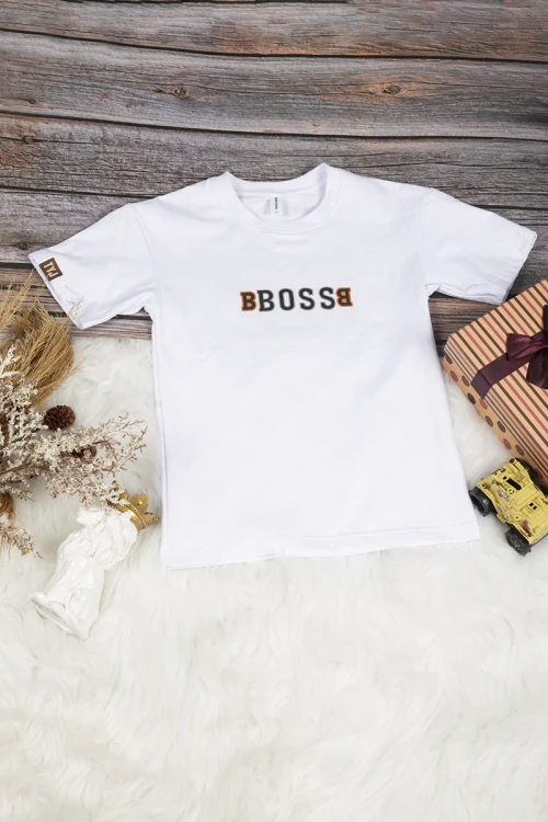 تي شيرت ولادي أنيق لون أبيض بكتابات من الأمام باللون البرتقالي و الأسود و رسومات من الخلف