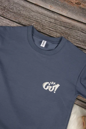 تي شيرت ولادي أنيق لون كحلي بكتابات من الأمام والخلف باللون الأبيض 