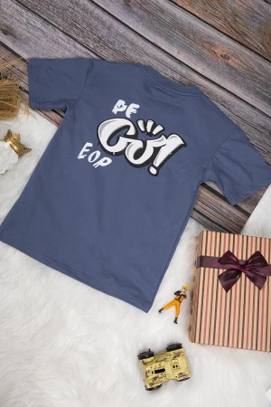 تي شيرت ولادي أنيق لون كحلي بكتابات من الأمام والخلف باللون الأبيض 