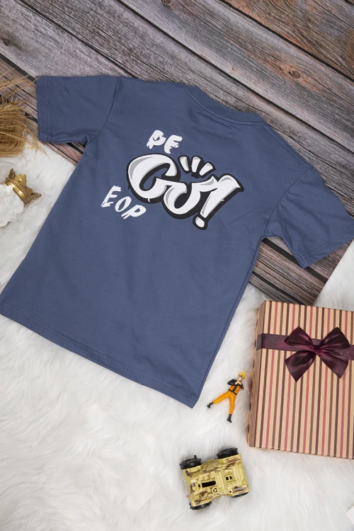 تي شيرت ولادي أنيق لون كحلي بكتابات من الأمام والخلف باللون الأبيض 