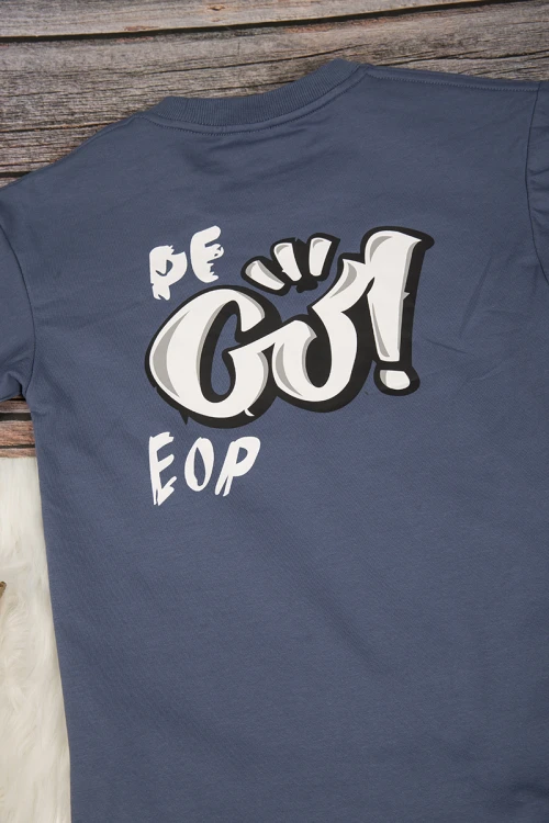 تي شيرت ولادي أنيق لون كحلي بكتابات من الأمام والخلف باللون الأبيض 