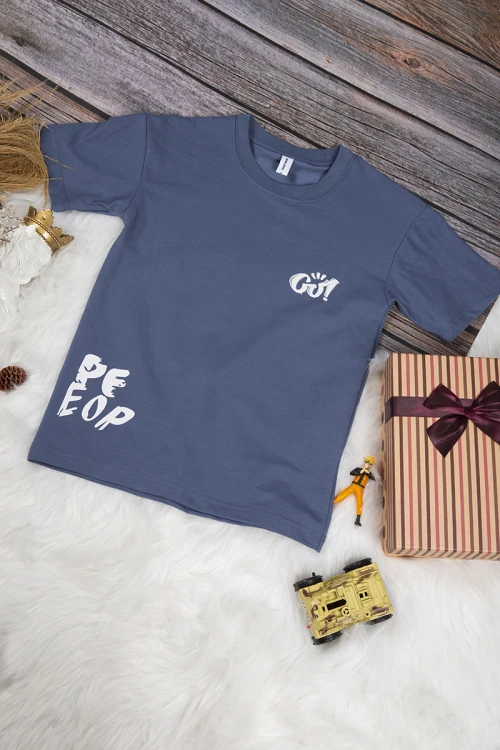 تي شيرت ولادي أنيق لون كحلي بكتابات من الأمام والخلف باللون الأبيض 